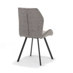 De Stoel Gana zwart Stof Soft Pebble is een moderne stoel met een hoge rugleuning, lichtgrijze bekleding, zwarte metalen poten en wordt van achteren getoond tegen een witte achtergrond.