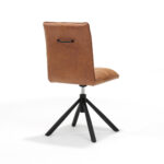 De Leon stoel T2 - Bull Microleder CAMEL #09 heeft een moderne bruine bekleding, een zwart 360° draaibaar metalen onderstel met vier schuine poten en een zwarte handgreep op de bovenste rugleuning, getoond vanaf de achterkant.
