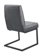 De Stoel Patch zwart - Stof Soft Antraciet is een moderne stoel met een zwart metalen sledeonderstel en een zachte antraciet stoffen bekleding, getoond vanaf de achterkant. De gevoerde zitting en rugleuning zorgen voor extra comfort.