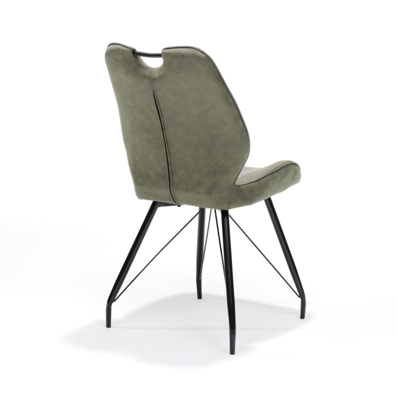 De Stoel Penta zwart stof Soft Groen is een moderne groene stoel met een gebogen rugleuning, zwarte metalen poten en een kleine greepuitsparing bovenaan, afgebeeld op een witte achtergrond.