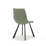 De Stoel Bari Zwart Stof Vintage Groen is een moderne stoel met een lichtgroene gecapitonneerde rugleuning en zitting, vier schuine zwart metalen poten, getoond vanaf een achterste driekwart hoek tegen een witte achtergrond.