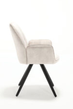 Eetkamerstoel Nova | Champagne: een moderne gestoffeerde fauteuil in lichtbeige stof met vier schuin geplaatste zwarte metalen poten, afgebeeld in profiel tegen een effen witte achtergrond.