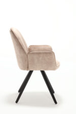 De Eetkamerstoel Nova Beige is een moderne lichtbeige gestoffeerde fauteuil met vier zwarte schuine poten, in profiel tegen een effen witte achtergrond.