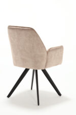De Eetkamerstoel Nova Beige is een moderne fauteuil met een lichtbeige bekleding en schuine zwarte metalen poten, die vanaf de achterkant tegen een effen witte achtergrond worden weergegeven.