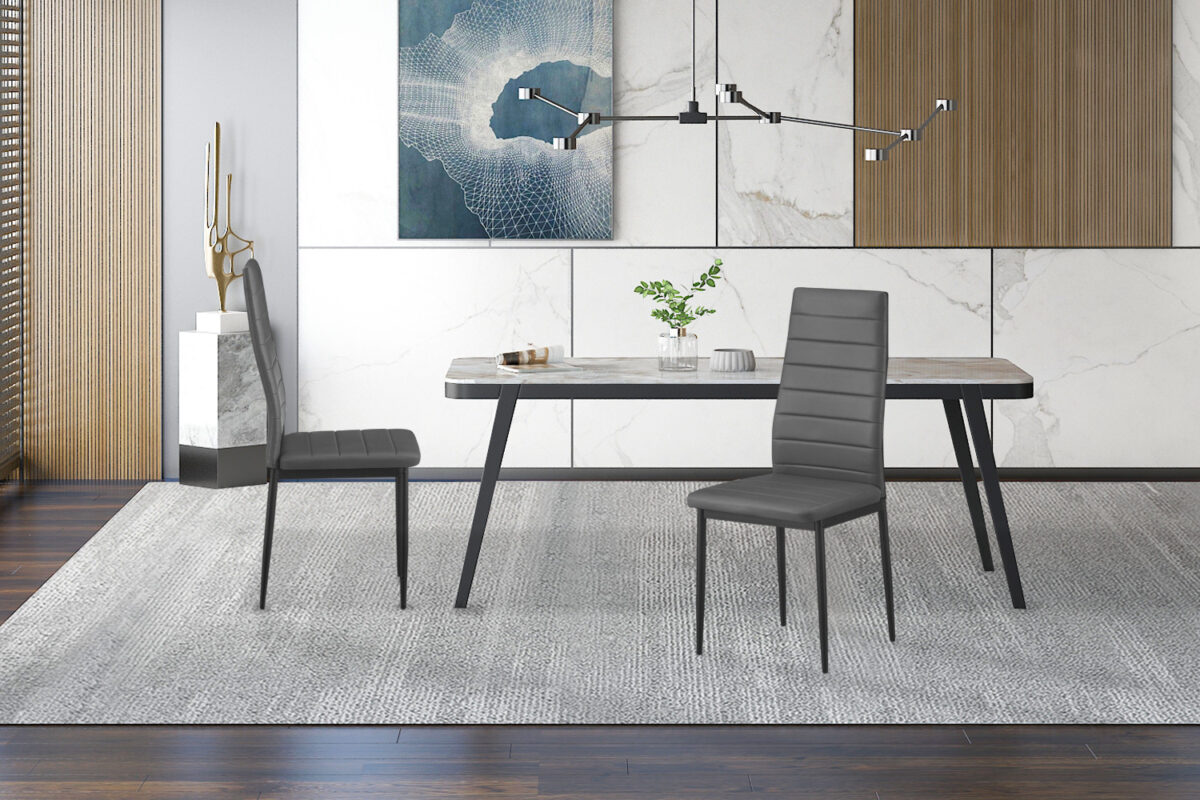 Moderne eetkamer met een set van 4 'Cato/Kenzo' PU grijze stoelen, een tafel met marmeren blad en een minimalistische inrichting. Muurkunst, panelen en een geometrische kroonluchter voegen stijl toe, terwijl een licht vloerkleed en een vloer van donker hout de look compleet maken.