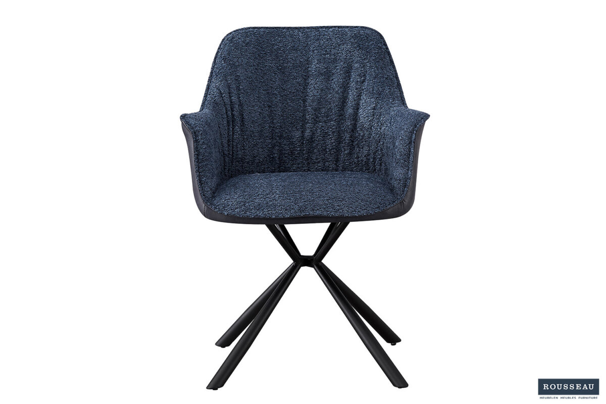 SALE - Eetkamerstoel 'Lucie' Bouclé Blauw Vloerkleed PU Blauw (2 per doos): een modern blauw gestoffeerde stoel met bouclé stof, een gebogen rugleuning en zwarte metalen X-vormige poten. Afgebeeld tegen een witte achtergrond.