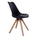 De Bergen Eetkamerstoel is een set van 2 moderne stoelen met gladde zwarte zittingen en schuine poten van natuurlijk hout, die een minimalistische, eigentijdse look bieden. Tegen een witte achtergrond combineren deze stoelen stijl met eenvoud.