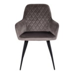 De Harbo Dining Chair set heeft een champignon fluwelen bekleding, zwarte poten en een diamant-gewatteerde rugleuning met gebogen armleuningen, van voren tegen een witte achtergrond.