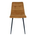 De Middelfart Dining Chair heeft een mosterdgele fluwelen beklede zitting en rugleuning met een rasterpatroon, ondersteund door vier zwarte metalen poten. Verkocht per set van 2 en afgebeeld tegen een witte achtergrond.