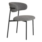 De Dining Eetkamerstoel HN1268 heeft een minimalistisch, eigentijds ontwerp met een gebogen, gestoffeerde bouclé rugleuning en zitting in lichtgrijze stof, ondersteund door slanke zwarte metalen poten. Verkocht als set van 2.