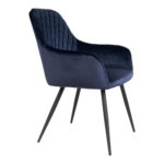 De Harbo Dining Chair set bestaat uit twee stoelen van blauw fluweel met gewatteerde zittingen en rugleuningen, slanke zwarte metalen poten en een licht achteroverleunend ergonomisch ontwerp.