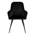 De Harbo Dining Chair set heeft een zwart fluwelen bekleding, een rugleuning met ruitpatroon, gebogen armleuningen en slanke zwarte schuine poten, tegen een witte achtergrond.