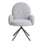 De Lana eetkamerstoel heeft een ronde rugleuning, ovale armleuningen en een pluche lichtgrijs gestoffeerde zitting. De vier schuine metalen poten hebben een strakke zwarte afwerking voor een moderne look.