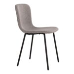 De Halden Dining Chair set heeft lichtgrijs gestoffeerde zittingen en rugleuningen met vier schuine zwarte metalen poten voor stabiliteit.