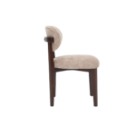Zijaanzicht van het SILLA EETKAMERSTOEL ZB-5684 met bruine poten, een donker houten frame, beige gestoffeerde zitting en bijpassende rugleuning met kussens, alles tegen een effen witte achtergrond.