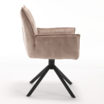 Zijaanzicht van de Eetkamerstoel Dani Velvet Beige, een moderne, met beige fluweel beklede stoel met zwart metalen poten die naar buiten staan, tegen een effen witte achtergrond.
