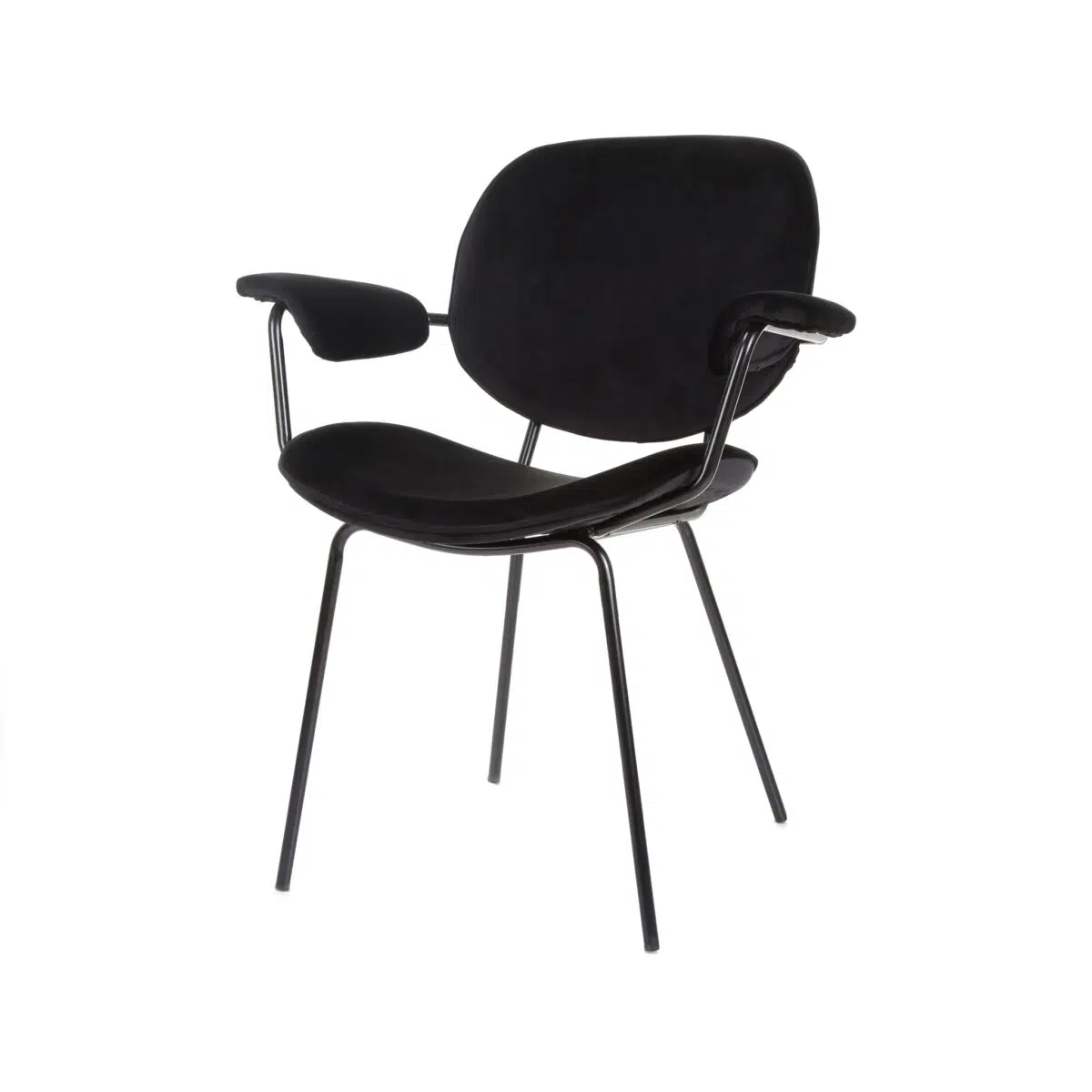 Een moderne zwarte stoel met een strak design, voorzien van een zachte zitting, rugleuning en armleuningen. De dunne, zwarte metalen poten geven hem een stijlvolle en minimalistische uitstraling.