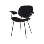 Een moderne zwarte stoel met een strak design, voorzien van een zachte zitting, rugleuning en armleuningen. De dunne, zwarte metalen poten geven hem een stijlvolle en minimalistische uitstraling.