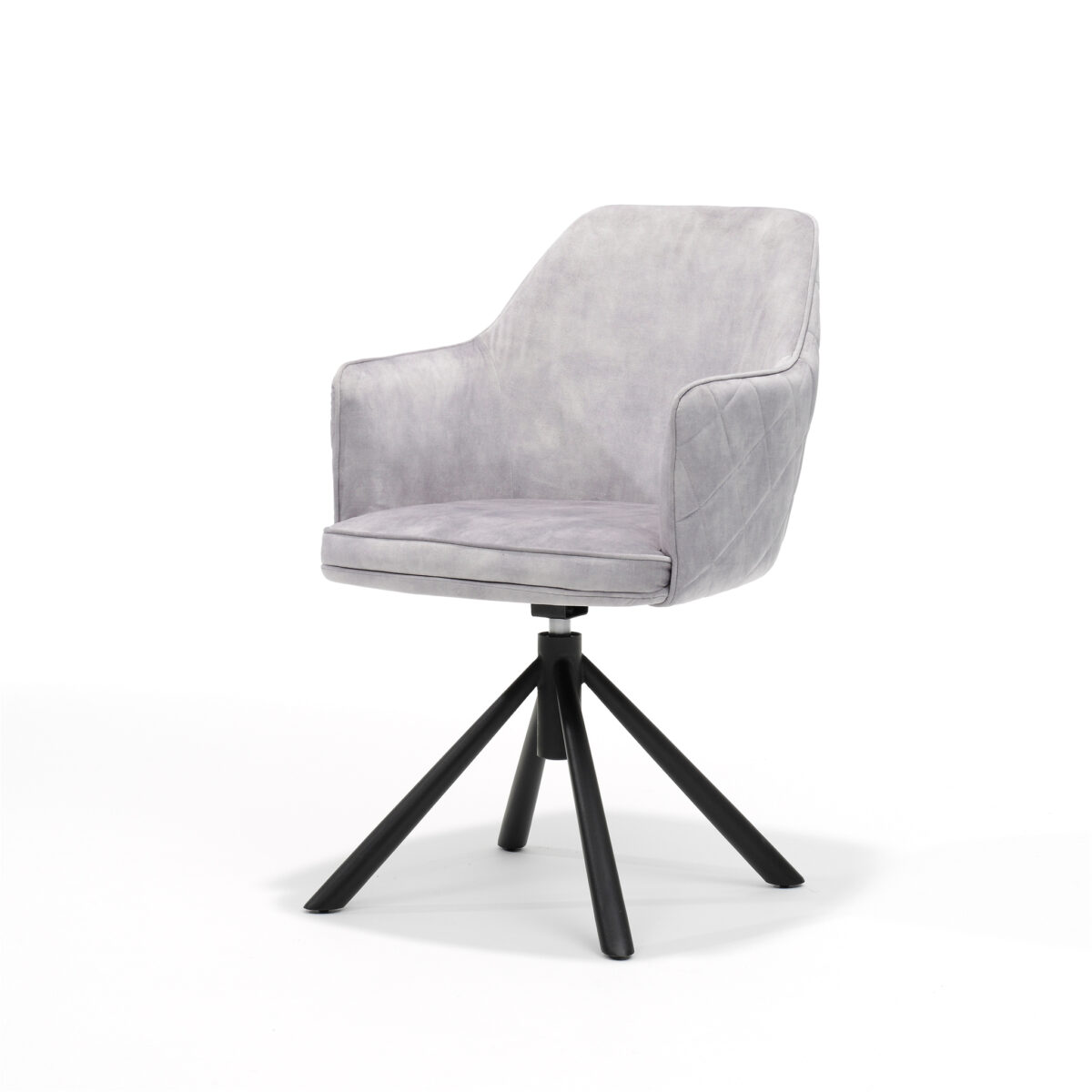 Grijs gestoffeerde stoel met armleuningen, met een minimalistisch design. Hij heeft een zwart, schuin metalen onderstel met vier poten, tegen een witte achtergrond.
