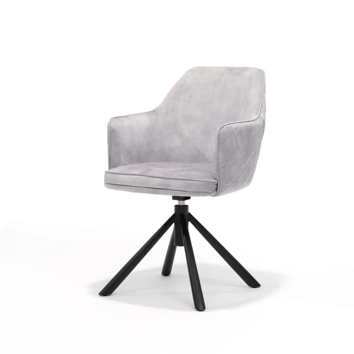 Grijs gestoffeerde stoel met armleuningen, met een minimalistisch design. Hij heeft een zwart, schuin metalen onderstel met vier poten, tegen een witte achtergrond.