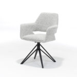 Een moderne draaistoel met lichtgrijze bouclé bekleding en een zwart metalen onderstel. De stoel heeft een hoge rugleuning, armleuningen en een vierpuntig voetstuk, tegen een effen witte achtergrond.