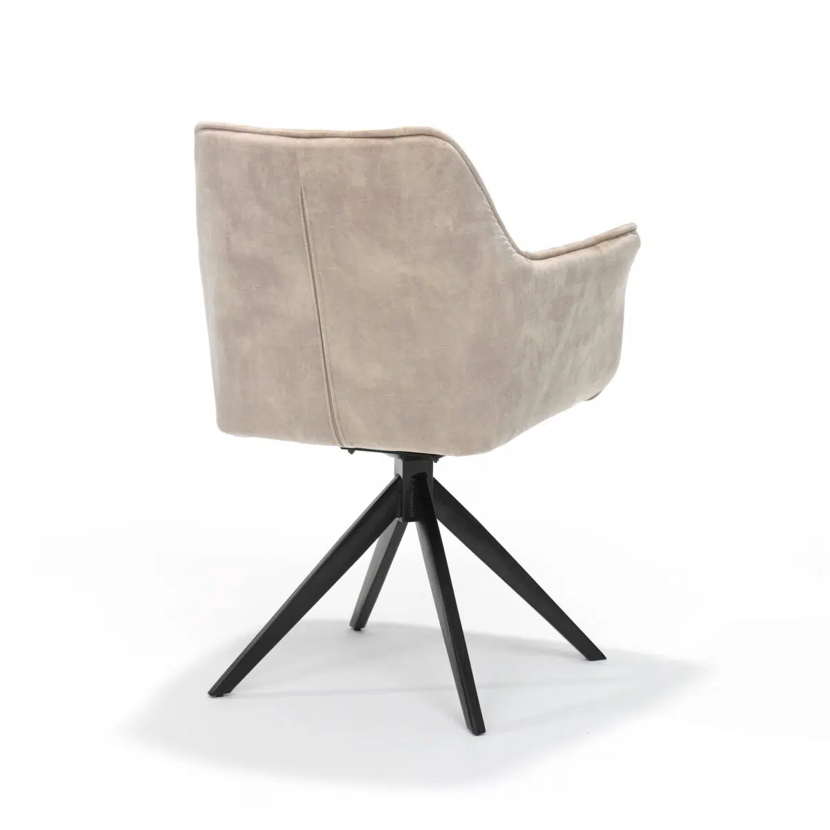 Beige gestoffeerde stoel met een modern design, voorzien van een gebogen rugleuning en een zwart metalen draaivoet met vier poten. De stoel staat op een effen witte achtergrond, wat de minimalistische stijl benadrukt.