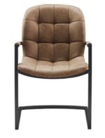 Een stoel met kussens en een bruine gestoffeerde zitting en rugleuning met een gewatteerd design. De stoel heeft een stevig zwart metalen frame en armleuningen, wat zorgt voor een moderne en comfortabele stijl.