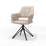 Een moderne beige fauteuil met een zachte zitting, gebogen rugleuning en armleuningen. Hij heeft een zwarte metalen draaivoet met vier schuin geplaatste poten. De stoel staat op een effen witte achtergrond.