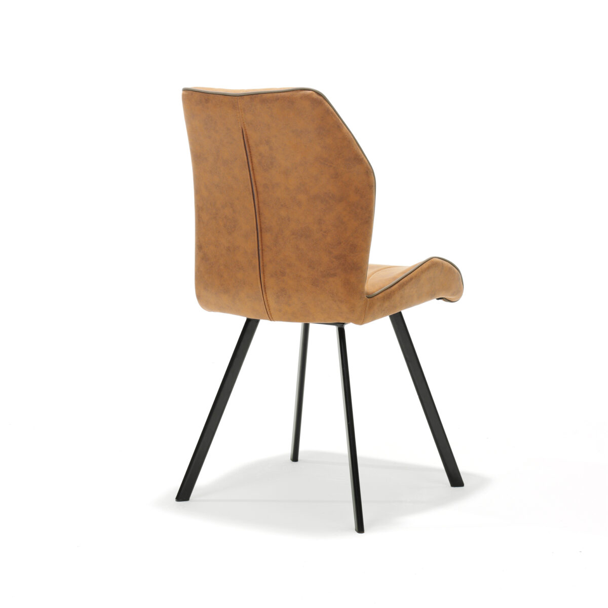 Een moderne stoel met een bruine, leerachtige afwerking en een strakke, geronde rugleuning. Hij heeft vier zwarte metalen poten, wat zorgt voor een minimalistisch en elegant design. De stoel staat op een effen witte achtergrond.