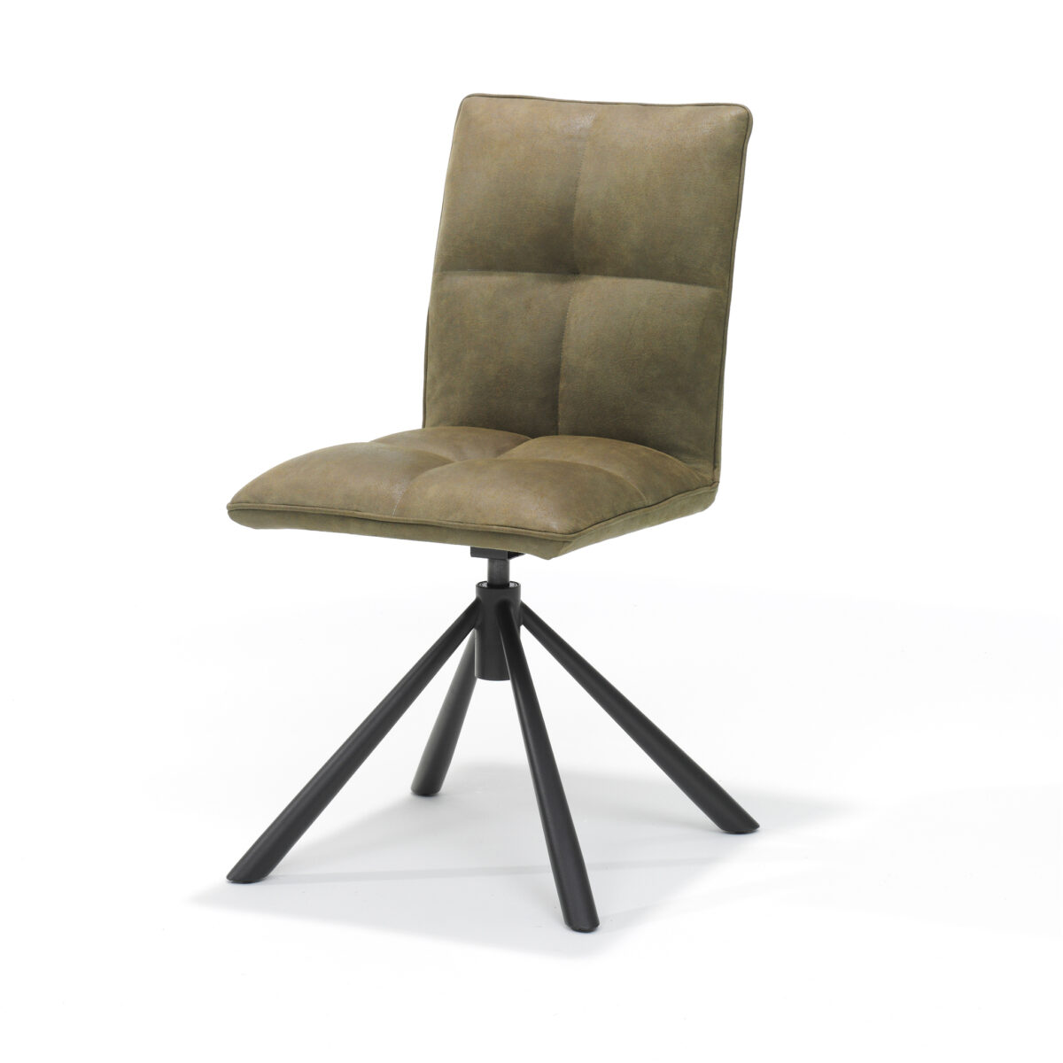 Een moderne stoel met een beige, gewatteerde zitting en rugleuning, met een minimalistisch design. Hij heeft een uniek zwart metalen onderstel met vier schuin geplaatste poten voor stabiliteit. De stoel staat op een effen witte achtergrond.