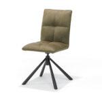 Een moderne stoel met een beige, gewatteerde zitting en rugleuning, met een minimalistisch design. Hij heeft een uniek zwart metalen onderstel met vier schuin geplaatste poten voor stabiliteit. De stoel staat op een effen witte achtergrond.