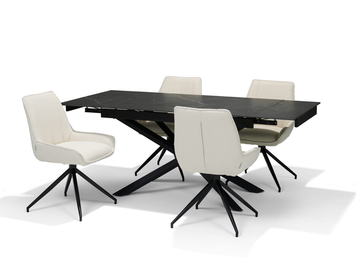 Een moderne eetkamerset met een rechthoekige donkere tafel en vier wit gestoffeerde stoelen. De tafel heeft X-vormige zwarte metalen poten en de stoelen hebben draaivoeten met bijpassende zwarte poten. De achtergrond is effen wit.