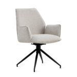 De Eetkamerstoel Jill Linnen Beige is een moderne draaistoel met lichtbeige linnen bekleding, armleuningen en een zwart metalen onderstel met vier schuine poten.