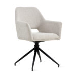 De Eetkamerstoel Tess Linnen Beige is een moderne fauteuil met een lichtbeige linnen bekleding, een gecapitonneerde zitting en rugleuning, open zijkanten en zwarte metalen poten die in vier richtingen uitlopen.