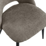 Close-up van de Eetkamerstoel Monta - Taupe, met bruine bekleding en slanke zwarte poten die delen van de zitting, rugleuning en het onderstel accentueren.