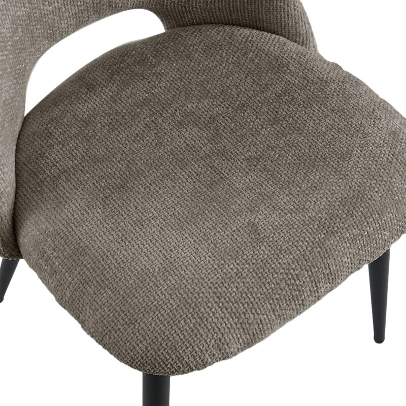 Close-up van de Eetkamerstoel Monta - Taupe, met bruine bekleding en slanke zwarte poten die delen van de zitting, rugleuning en het onderstel accentueren.