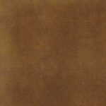 De Clio T2 Eetkamerstoel - Aurora Velours Gold heeft een gestructureerd, massief gouden velours oppervlak met subtiele schaduwvariaties, waardoor het er een beetje versleten of suède-achtig uitziet.