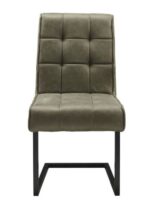 De Stoel Patch zwart - Stof Soft Groen is een moderne eetkamerstoel met een gecapitonneerde, olijfgroene zitting en rugleuning met rasterpatroon, plus een strak zwart metalen sledeonderstel voor een eigentijdse look.