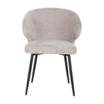 Vooraanzicht van Eetkamerstoel Pete - Stof Beige, een moderne stoel met een gebogen rugleuning en zitting in lichtbeige bekleding, ondersteund door vier slanke zwarte metalen poten.