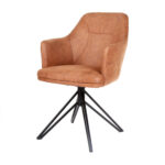 De Eetkamerstoel Calvin draaivoet zwart Stof Soft Cognac is een moderne bruin gestoffeerde fauteuil met een gecapitonneerde zitting en rugleuning, ondersteund door slanke zwarte draaibare metalen poten voor een eigentijdse look.