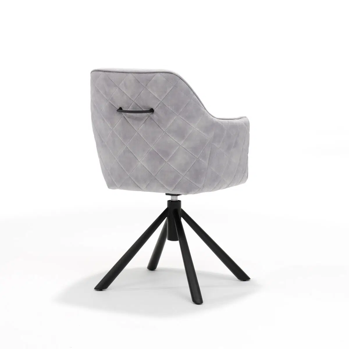 Een grijze, gewatteerde draaistoel met een modern design staat afgebeeld tegen een effen witte achtergrond. De stoel heeft een zwarte metalen handgreep aan de rugleuning en zwarte, uitlopende poten.