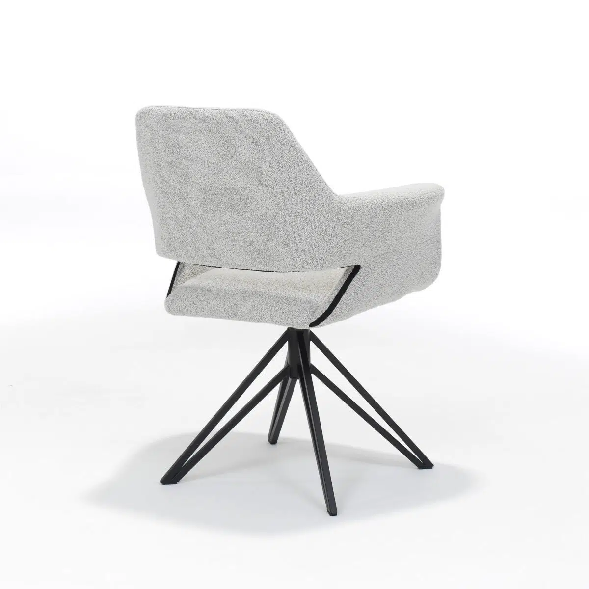 Een moderne bureaustoel met een lichtgrijze stoffen zitting en rugleuning, met een uniek hoekig design. De slanke, zwarte metalen poten lopen samen in het onderstel, wat zorgt voor een robuuste, stijlvolle uitstraling tegen een witte achtergrond.