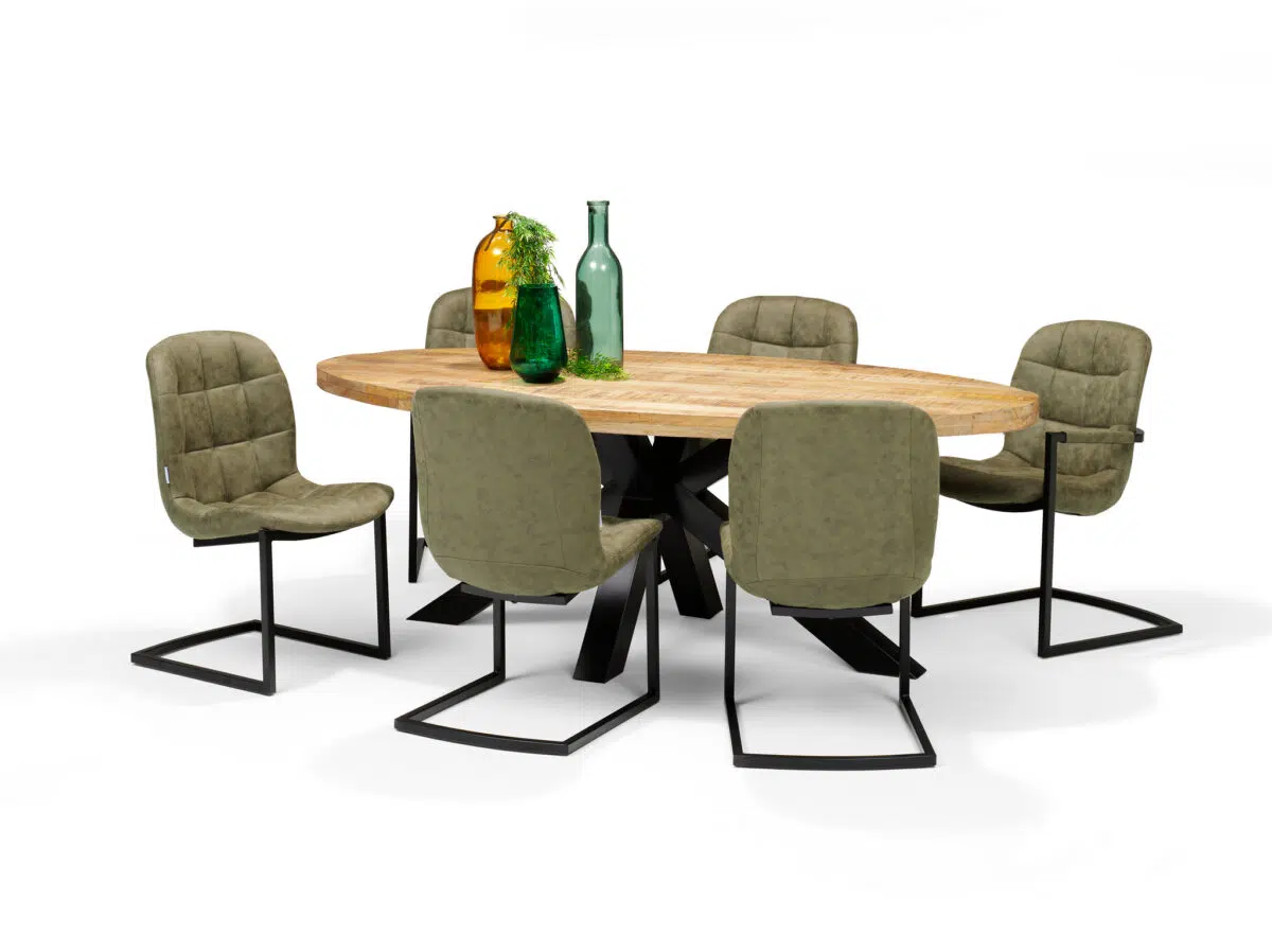 Ovale houten eettafel met een zwart geometrisch onderstel, omringd door zes olijfgroene stoelen met kussens en metalen poten. Het tafelblad is versierd met decoratieve groene en amberkleurige glazen flessen met groen.