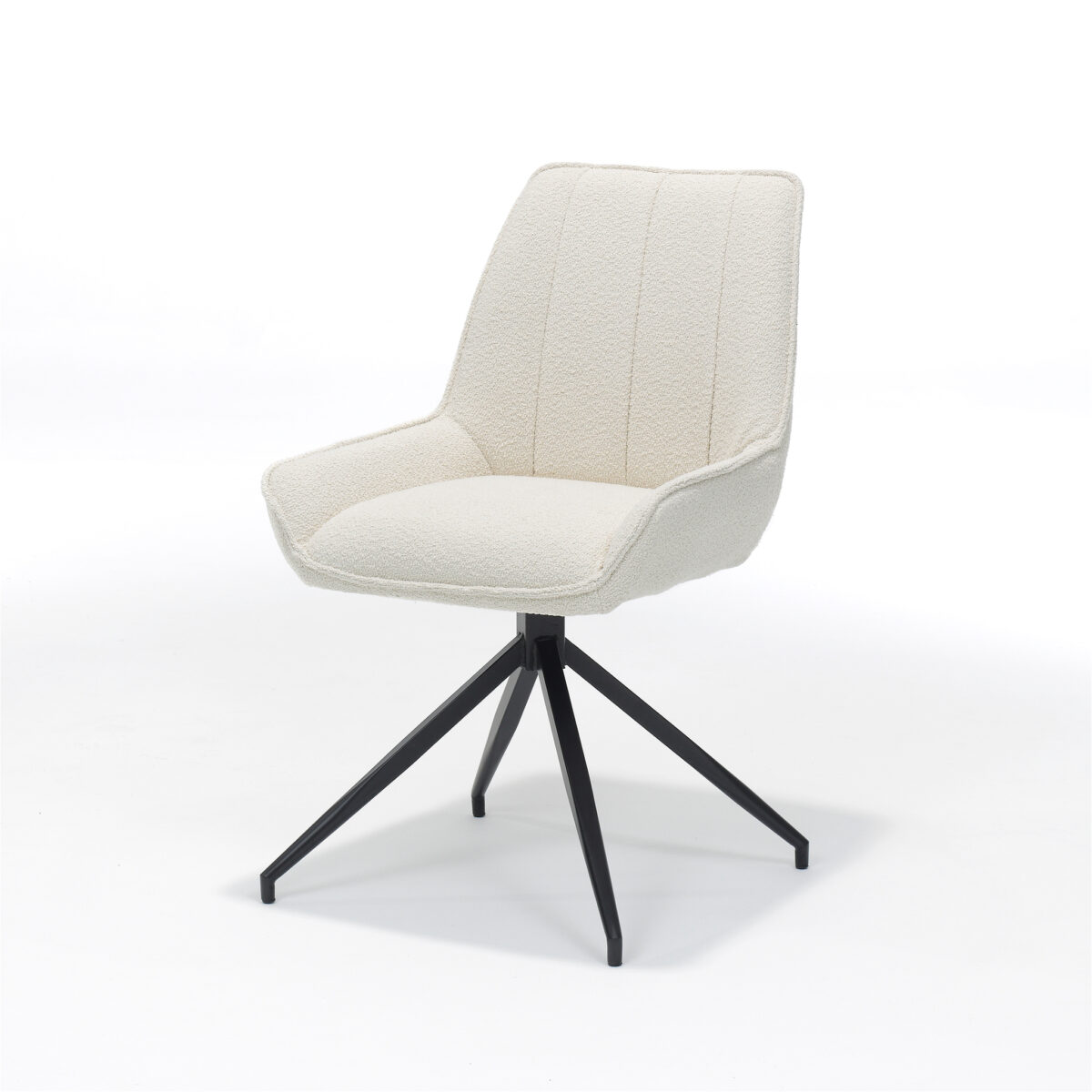Een moderne, crèmekleurige stoel met een minimalistisch design, voorzien van een licht gebogen rugleuning en armleuningen. De stoel rust op een zwart metalen onderstel met vier schuin geplaatste poten, tegen een witte achtergrond.