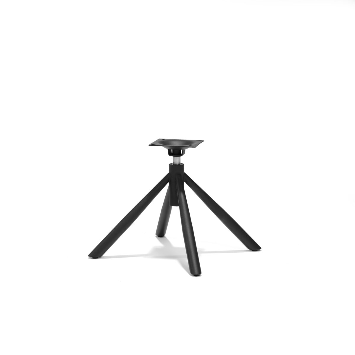 Een zwart statief met een minimalistisch design, met drie hoekige poten en een klein, plat montageplatform aan de bovenkant. Geplaatst op een witte achtergrond, is het statief gepositioneerd om zijn stabiliteit en slanke constructie te benadrukken.
