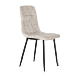 De Eetkamerstoel Yerevan Velvet Taupe is een moderne stoel met een lichtgrijs gestoffeerde zitting en rugleuning met kussens, subtiele vierkante tufting en vier slanke zwarte metalen poten.