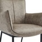 Close-up van Eetkamerstoel Thomas, met taupe microleder bekleding en zwarte metalen poten, beklede zitting en rugleuning en opgevulde armleuningen.