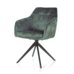 De Eetkamerstoel Jazz zwart draaivoet - Aurora Velours Hunter is een moderne donkergroene fluwelen fauteuil met een gecapitonneerde zitting en rugleuning, schuin geplaatste armleuningen en zwart metalen draaipoten die vanuit een centraal punt scharnieren, afgebeeld op een witte achtergrond.