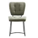 Vooraanzicht van de Stoel Bailey SL zwart, met zachtgroene getufte stoffen bekleding en zwarte metalen sledepoten. De beklede zitting en rugleuning hebben een vierkant gestikt patroon voor een stijlvolle look.