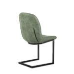 De Eetkamerstoel Ben Zonder Armleuning / Jackson 405 Middle Green is een moderne stoel met een groen gecapitonneerde zitting en rugleuning, met een zwart metalen sledeonderstel, van achteren gezien in een hoek.